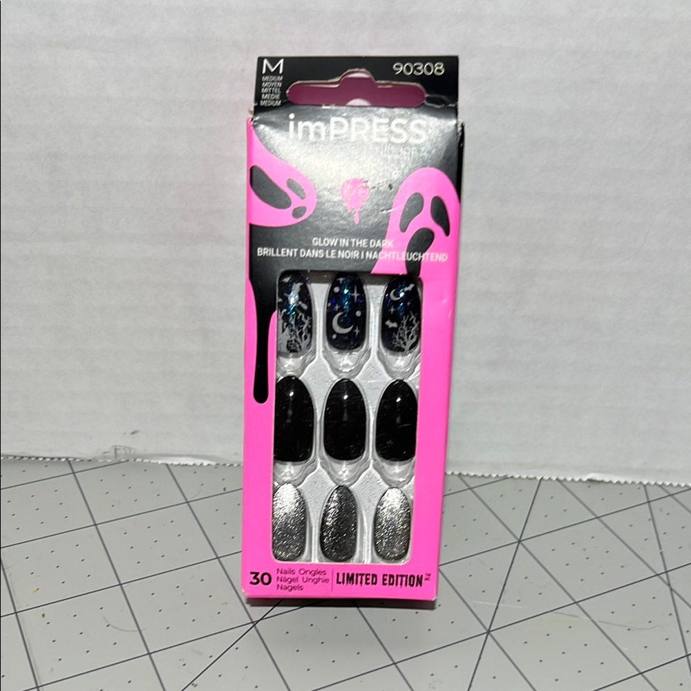 imPRESS bewitching Glow in the Dark Black and Silver Nails
